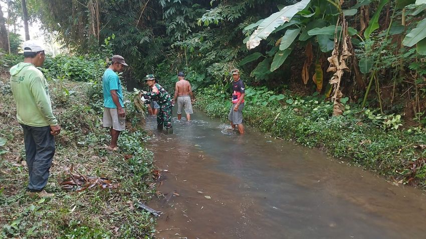 Bersihkan Sungai Demi Kelancaran Irigasi, Wujud Babinsa Doko Bersama Warga Bersatu Dengan Alam