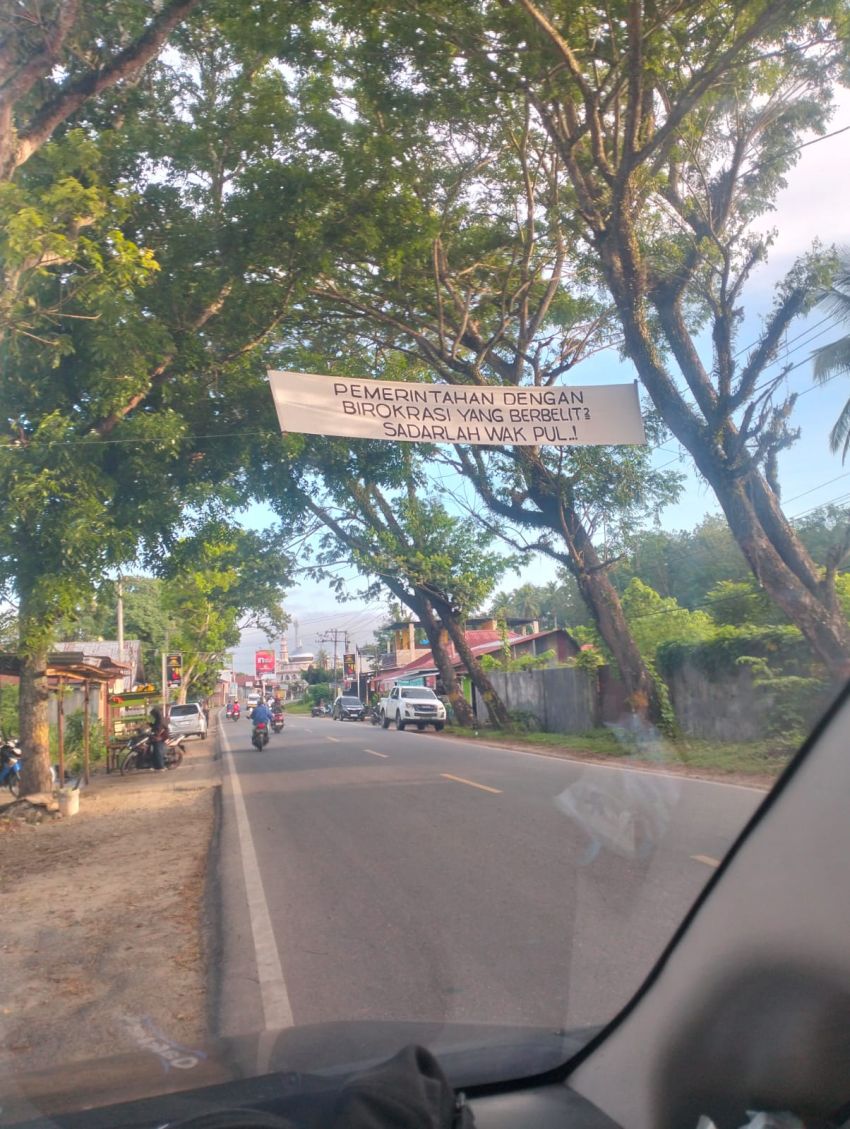 Spanduk Kritik Bermunculan di Sejumlah Titik Kota Panyabungan, Nama Bupati Madina Jadi Sorotan