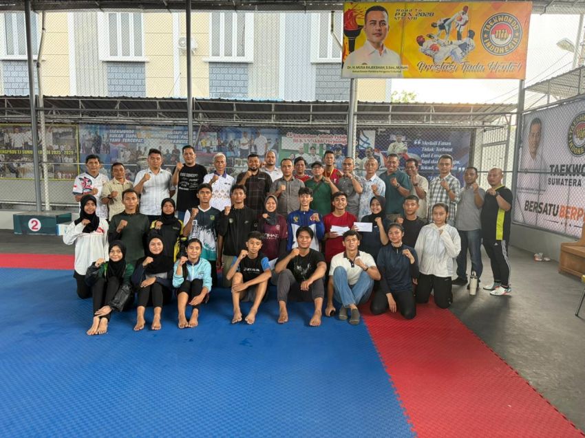 Ketua Pengprov TI Sumut Tunaikan Janji Beri Bonus ke Atlit Taekwondo