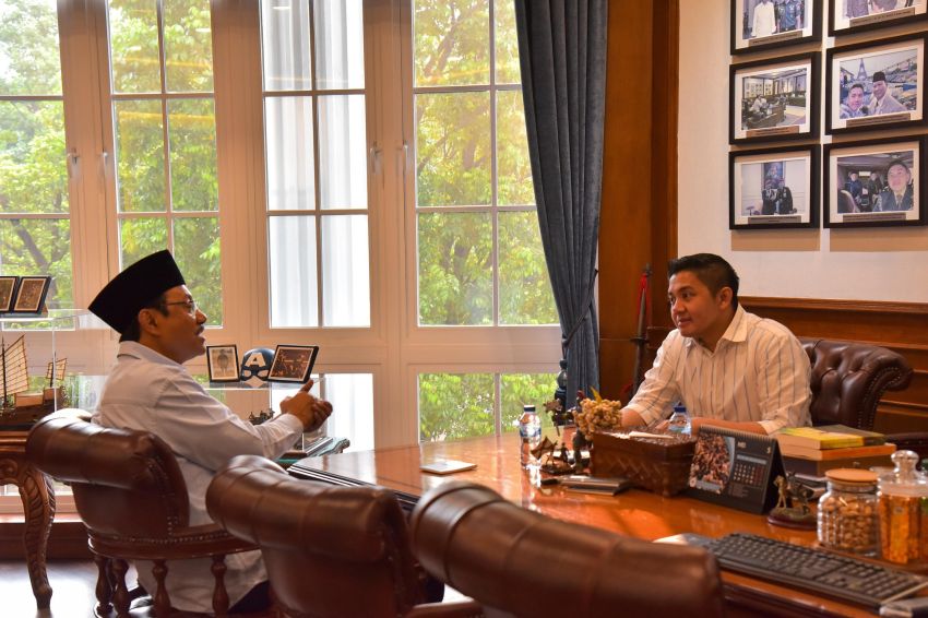 Seskab Teddy Terima Gus Ipul, Bahas Pemantapan Sekolah Rakyat
