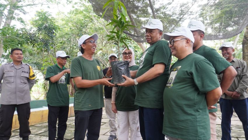 PW ISMI Sumut dan GJI Gandeng Komunitas Sekitar Kanal Untuk Tanam Pohon Pada Hari Lingkungan Hidup Sedunia di Sungai Deli