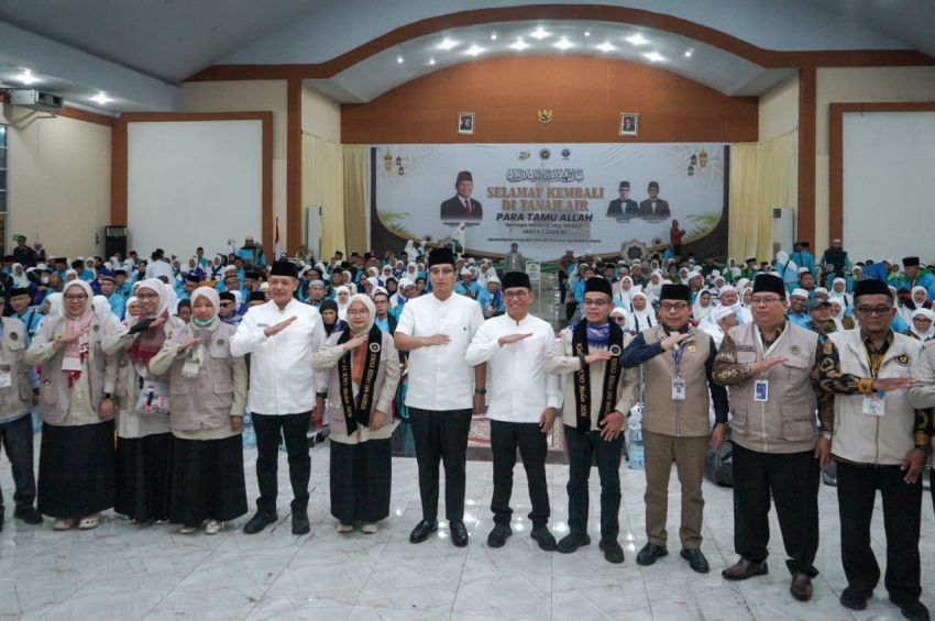 Tiba di Asrama Haji, Wali Kota dan Wakil Wali Kota Medan Sambut Hangat Kepulangan Jemaah Haji Kloter 14 Asal Kota Medan