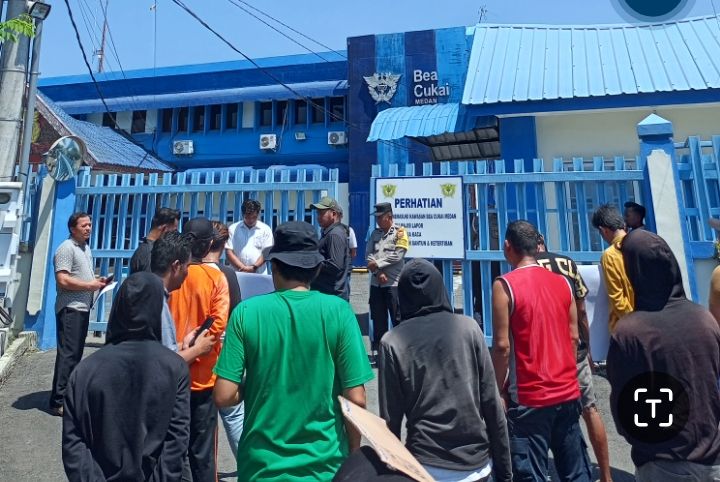 Aksi di Polda Sumut dan Bea Cukai, AMPERAKSU Minta Aktor Utama Peredaran Rokok HELIUM Diungkap
