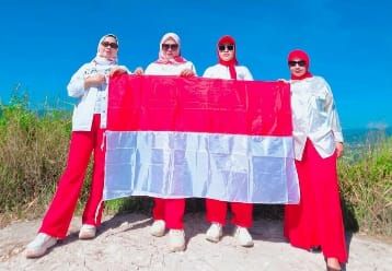 Emak-Emak Gaul Kibarkan Merah Putih di Puncak Gunung Teletabis, Serukan Indonesia Berdaulat dan Makmur