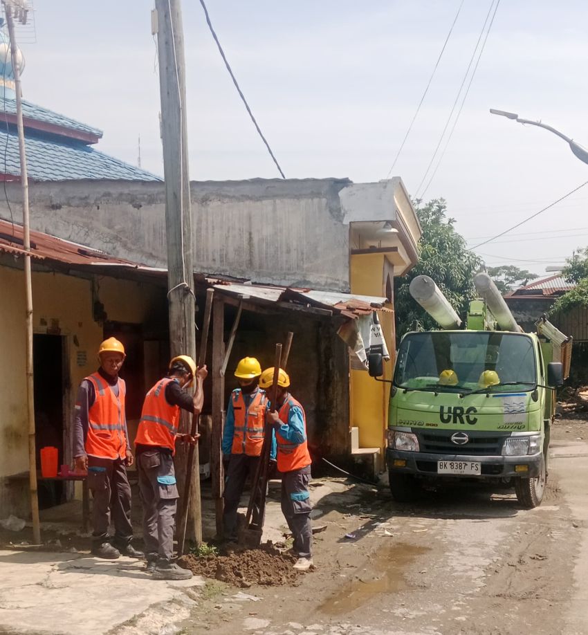 Warga Gang Rahmat Apresiasi Respons Cepat Pak Rahmat dan PLN Perbaiki Tiang Listrik Rapuh
