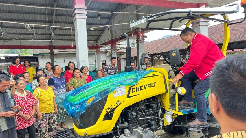 Dari Aspirasi Reses ke Lahan Pertanian, Rapidin Simbolon Serahkan Traktor untuk Petani