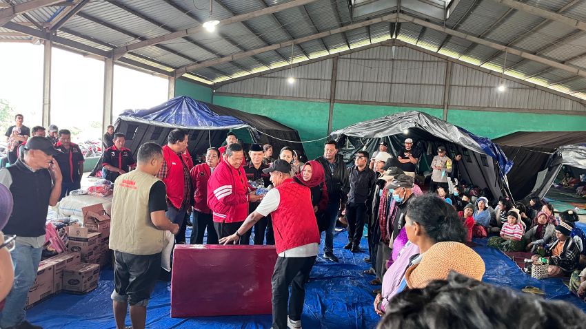 Bawa Ratusan Logistik Pengungsi Sinabung, Rapidin Simbolon Tegaskan PDI Perjuangan Hadir di Tengah Rakyat