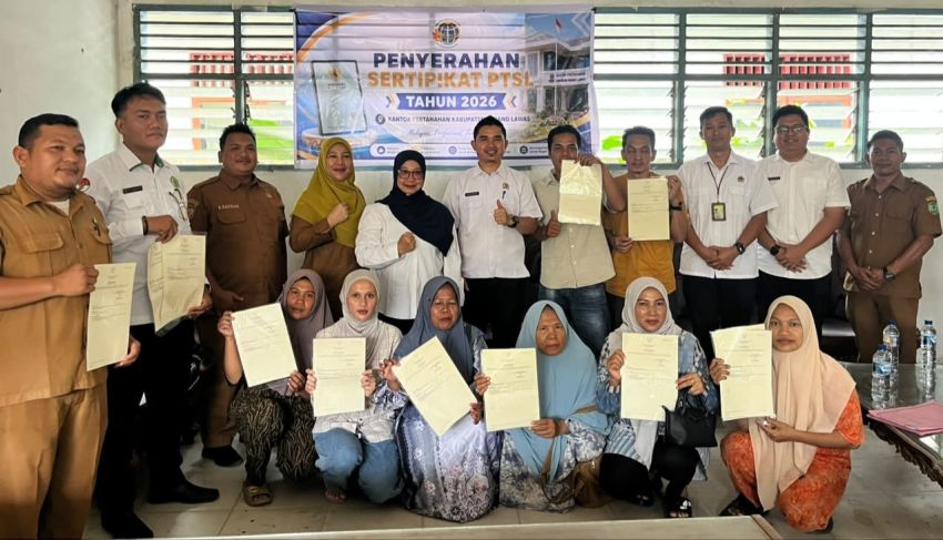 Kantor Pertanahan Palas Serahkan Sertifikat PTSL di Kelurahan Pasar Sibuhuan, Ratusan Warga Terbantu