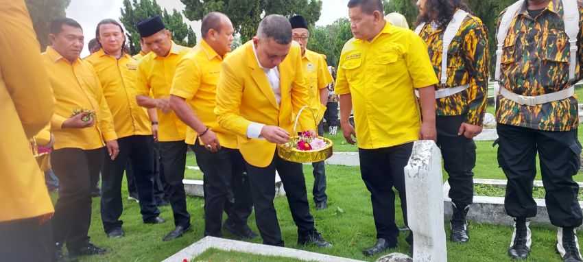 HUT ke-62 Golkar, Andar Amin Harahap Pimpin Ziarah ke Makam Pahlawan Medan