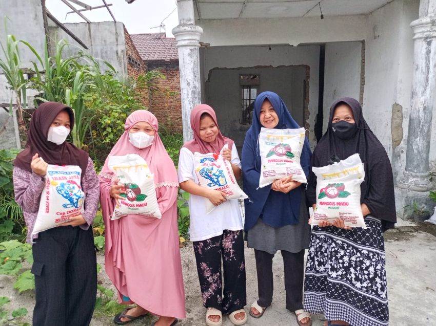 BAKOPAM SUMUT BAGIKAN MASKER DAN SEMBAKO KEPADA WARGA TERDAMPAK KABUT ASAP KARHUTLA