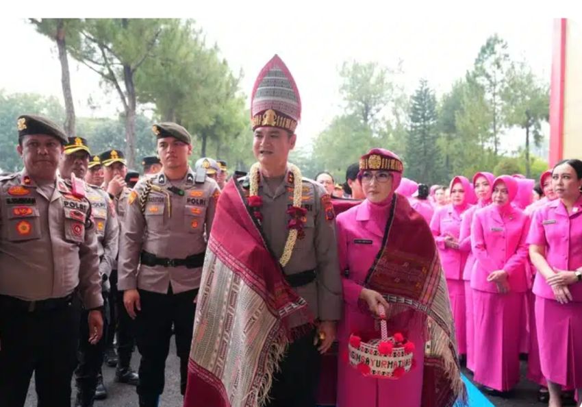 Resmi Pimpin Polda Sumut, Irjen Pol Sonny Irawan Disambut Ulos dan Tarian Tradisional