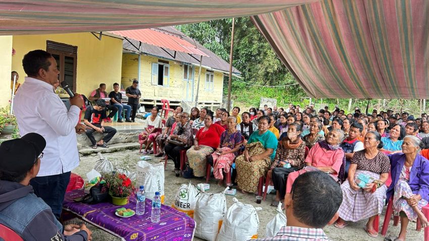 Rapidin Simbolon Serahkan Benih Jagung kepada 170 Kepala Keluarga Petani Urat Samosir