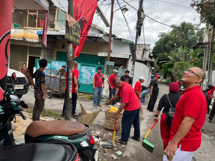 SAMBUT HARI SUMPAH PEMUDA KE-98 DPC PDI PERJUANGAN BINJAI GOTONG ROYONG BERSIHKAN SAMPAH