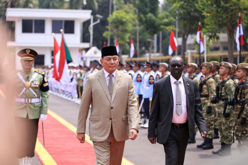 Menhan Beradab di Tengah Candu Pasukan Siber*